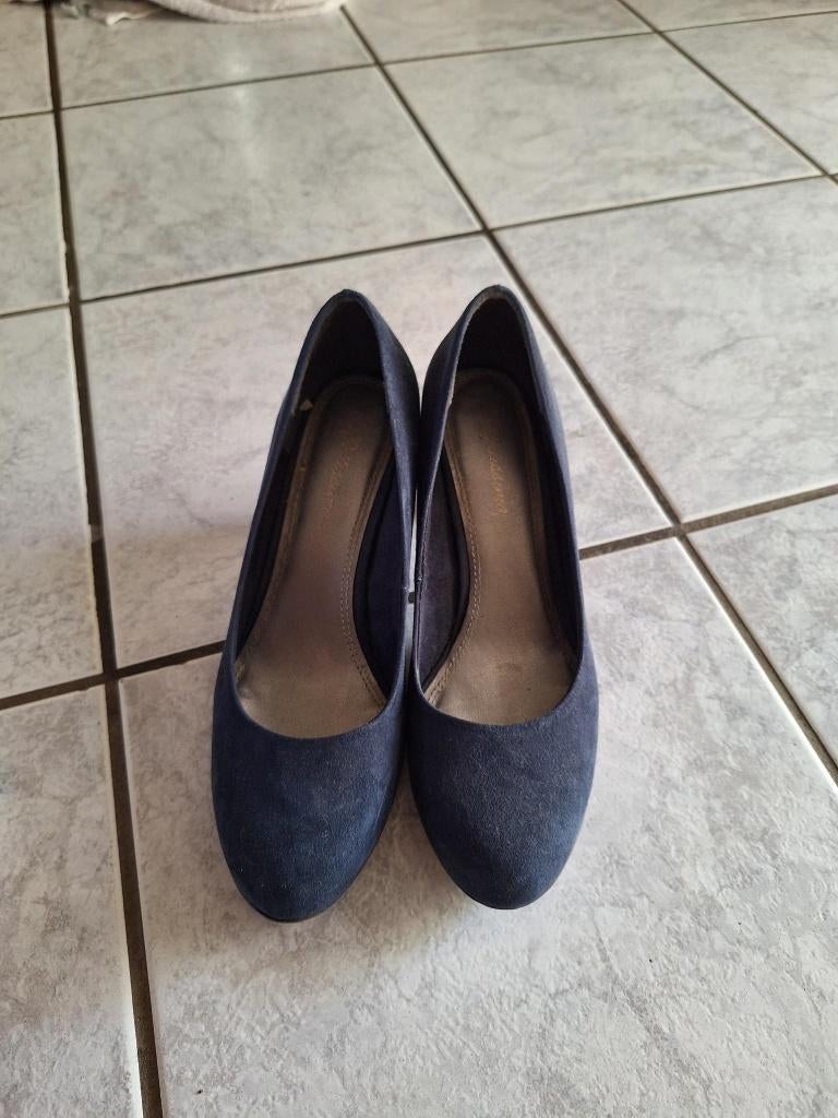 Blauwe suede pump met rubber zool, Kleding | Dames, Schoenen, Pumps, Blauw, Ophalen of Verzenden, Zo goed als nieuw