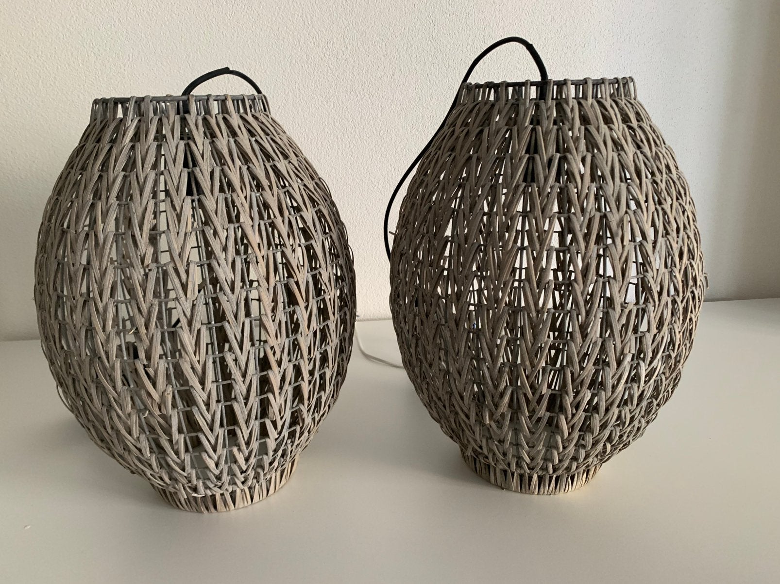 2 Hanglampen riet rotan lichtgrijs naturel 2 stuks, Ophalen of Verzenden, Zo goed als nieuw, Hout, Rotan
