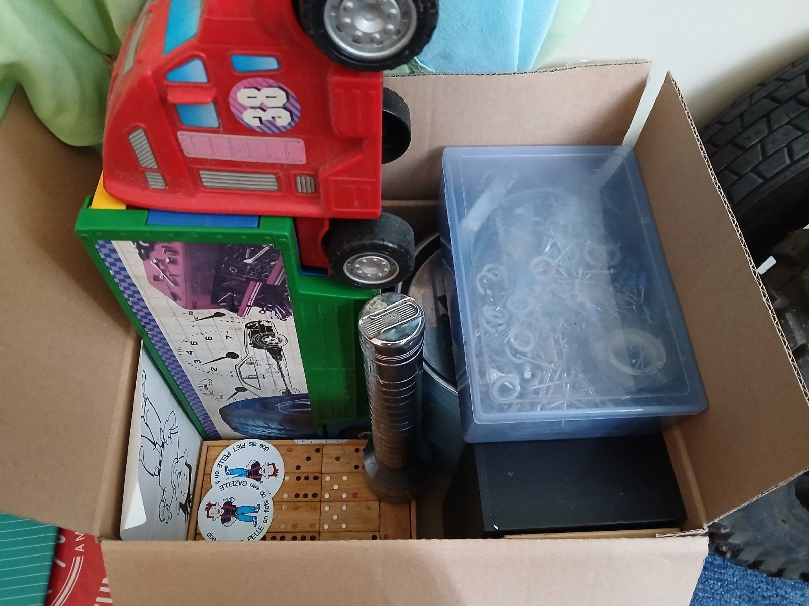 gratis doos met leuke inhoud, Ophalen, Zo goed als nieuw