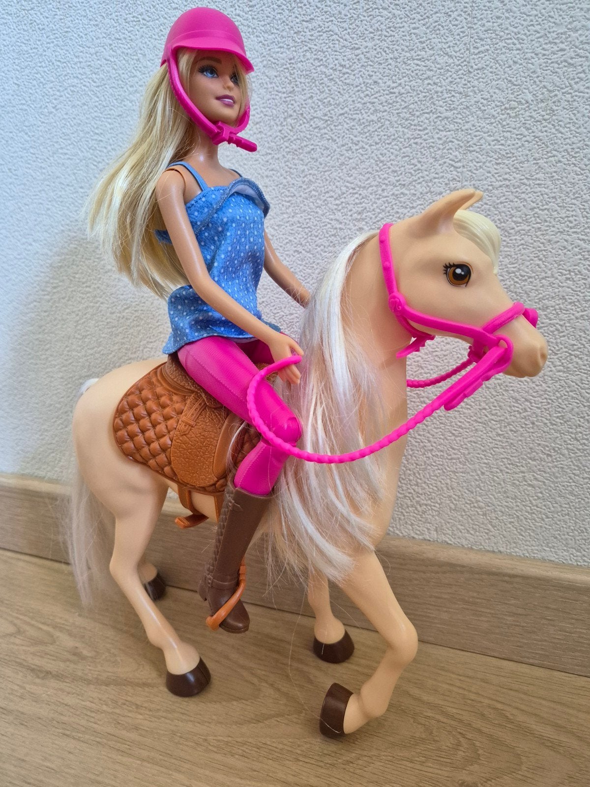 Barbie met paard en ruiteroutfit - FXH13, Ophalen of Verzenden, Zo goed als nieuw, Barbie