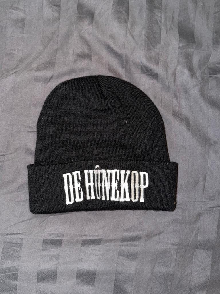 De Hûnekop Muts - Zwart met Wit Logo, Ophalen of Verzenden, Zo goed als nieuw, Muts