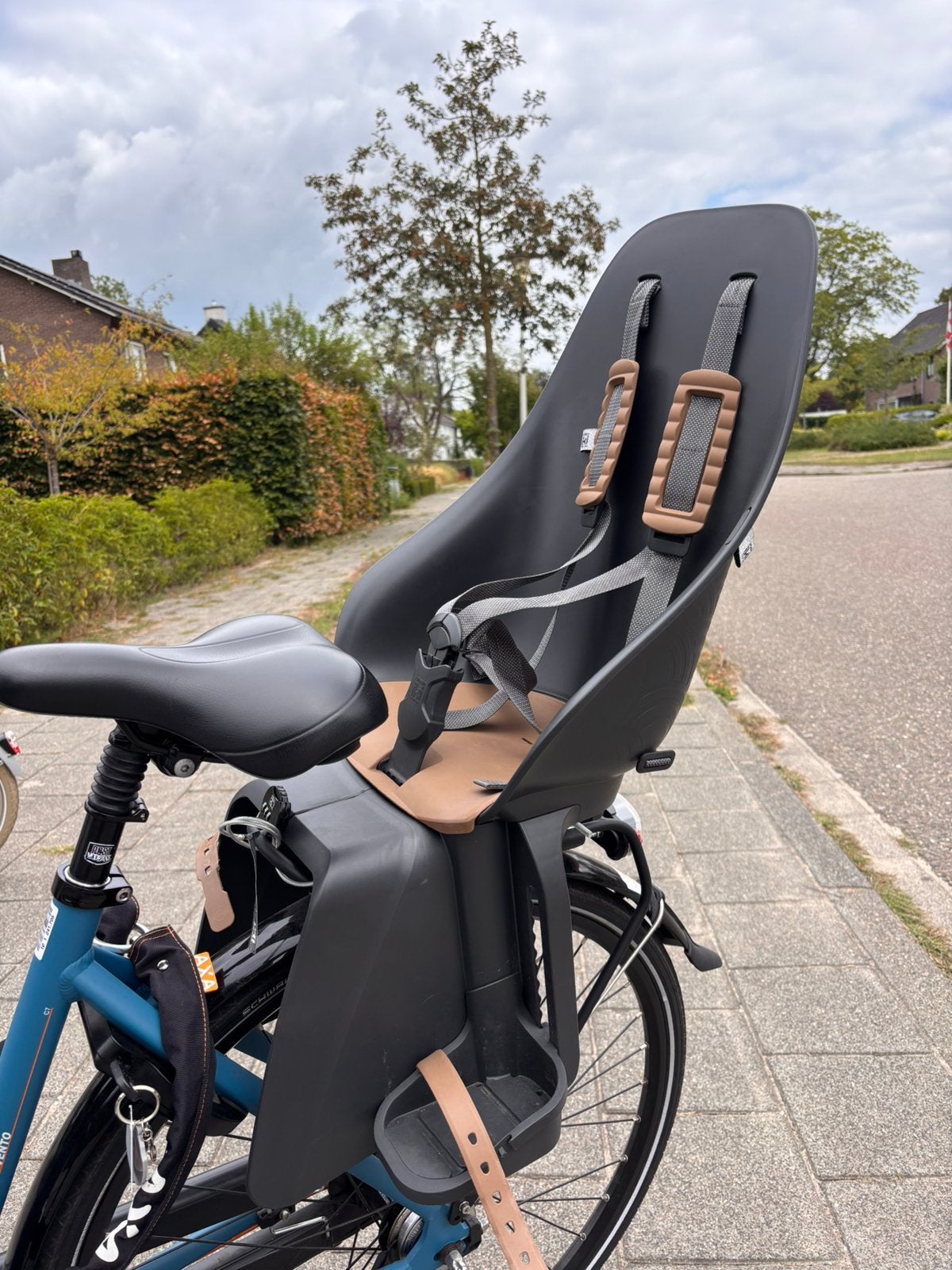 Urban Iki achterzitje– Black/Brown- (9 mnd–6 jr, 22 kg), Fietsen en Brommers, Ophalen, Achterzitje, Voetsteuntjes, Zo goed als nieuw