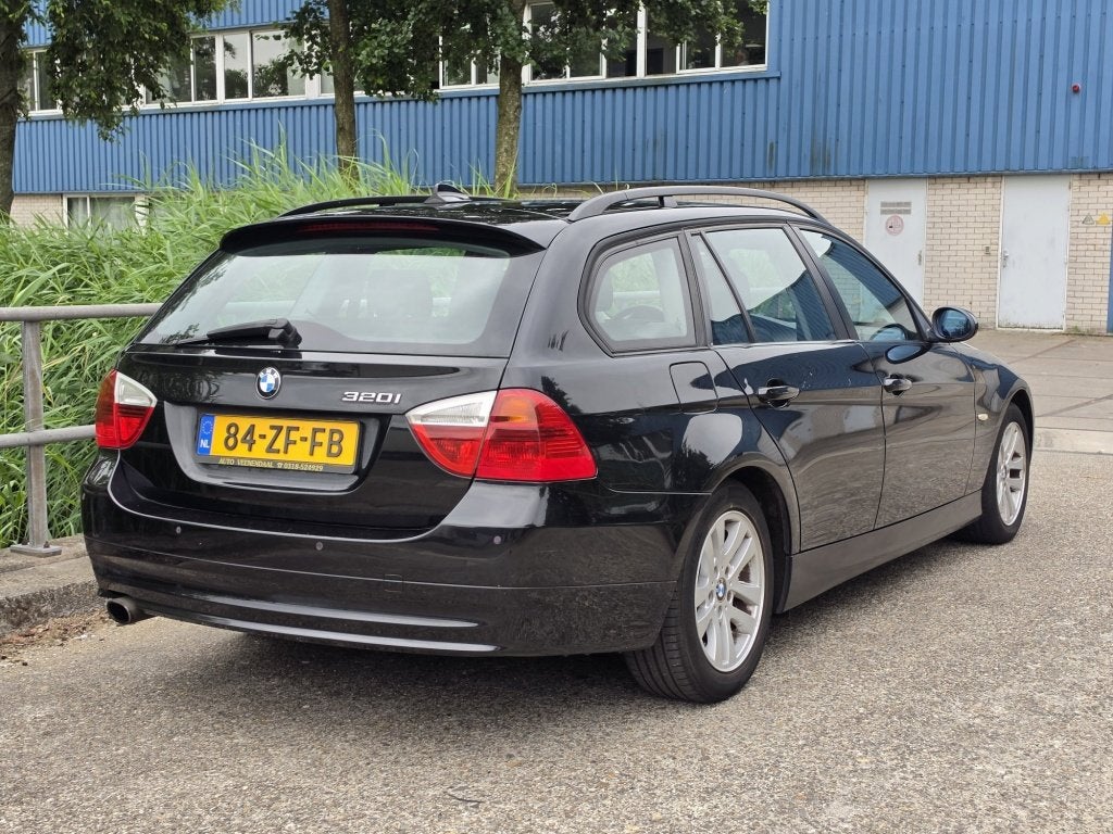 BMW 3 Serie Touring 320i Business Line Navi/Airco/Cruise ✅, Auto's, 4 cilinders, Zwart, Origineel Nederlands, Handgeschakeld