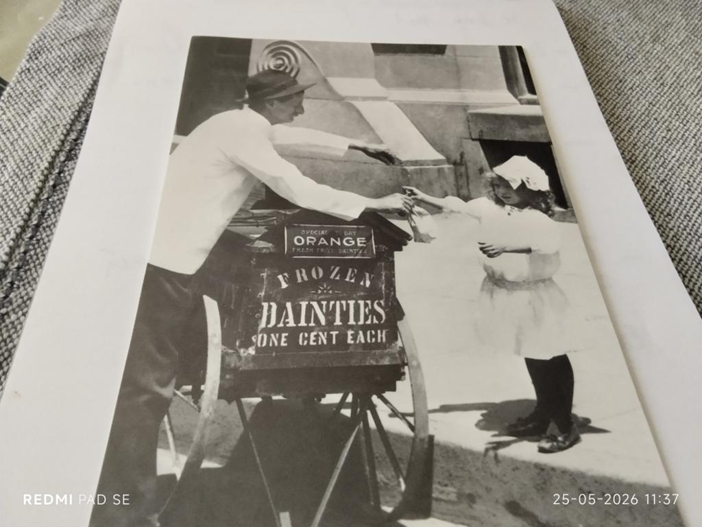Historische FOTOANSICHT IJsverkoper en meisje, 1910, Ophalen of Verzenden