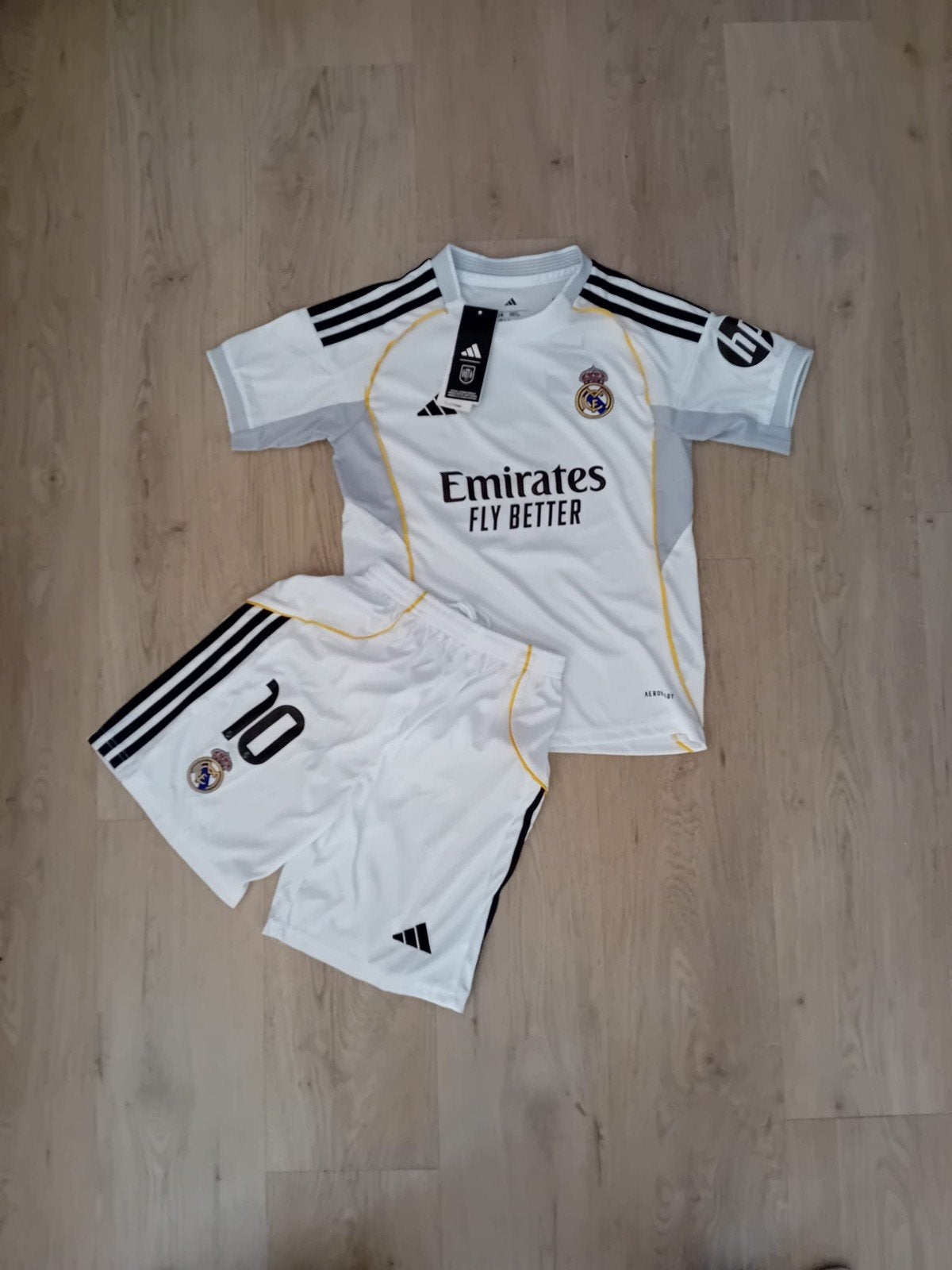 Real Madrid Thuisshirt en Broekje - Maat S (146-158), Sport en Fitness, Voetbal, Maat S, Ophalen of Verzenden, Nieuw, Set