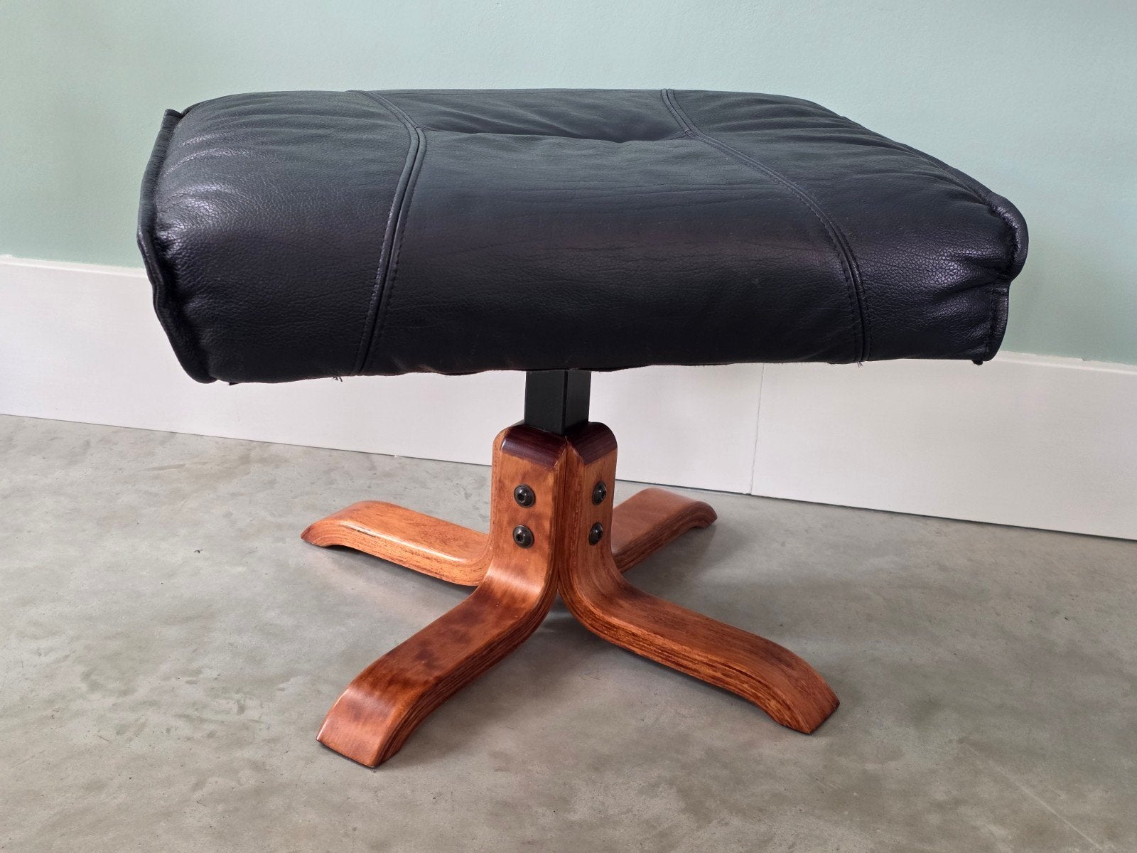 Vintage leren Deense Unico voetenbank, donkerblauw, Minder dan 50 cm, Hout, Ophalen of Verzenden, Zo goed als nieuw