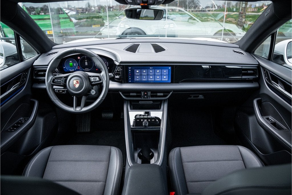 Porsche Macan 100 kWh * Panodak * 22inch * BOSE * Rijbereik, Automaat, 588 km, Gebruikt, Zwart