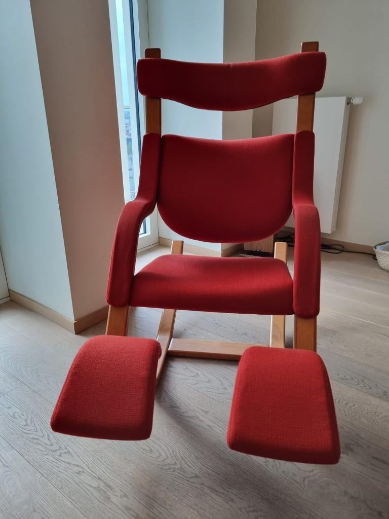 Varier / Stokke Gravity Balans stoel – uitstekende staat, Huis en Inrichting, Stoelen, Zo goed als nieuw, Eén, Hout, Stof, Rood