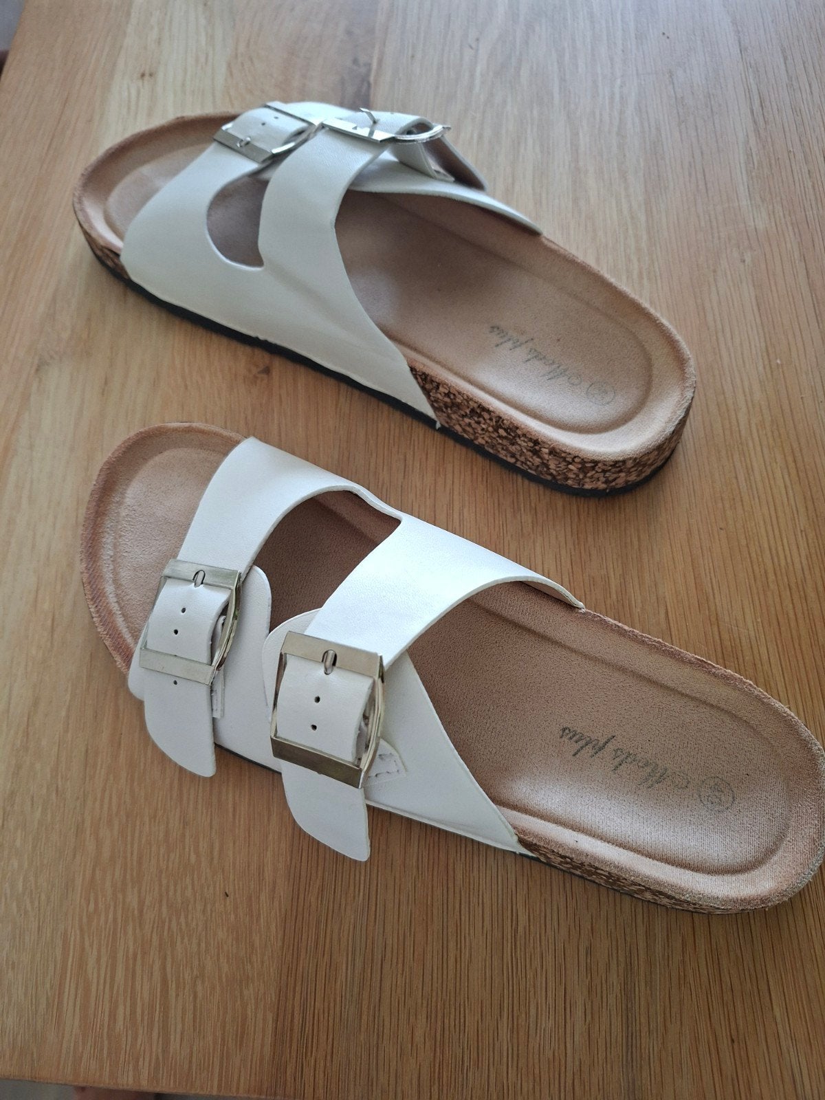 Witte sandalen met gespen - Zo goed als nieuw € 15,00, Wit, Zo goed als nieuw, Mods plus, Sandalen of Muiltjes