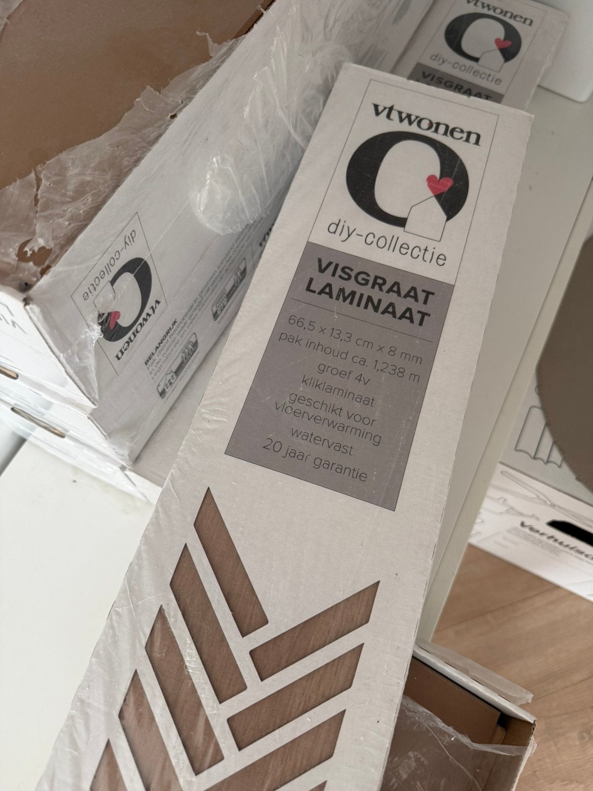 6 pakken VTwonen visgraat laminaat, kleur 4665 Rafter., Doe-het-zelf en Verbouw, Vloerdelen en Plavuizen, Ophalen, 50 tot 150 cm
