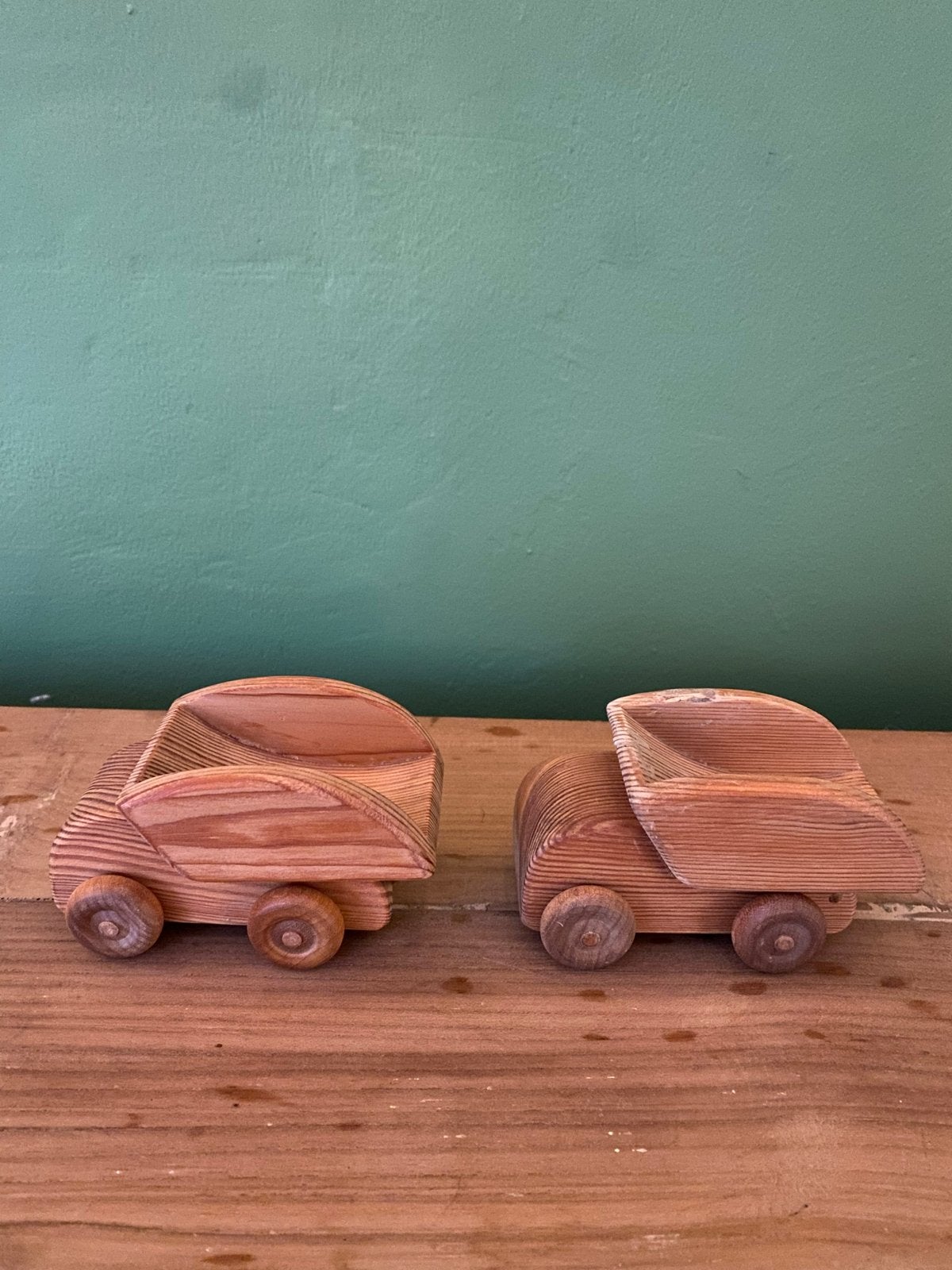 Debresk houten kiepwagens (set van 2), Ophalen of Verzenden, Gebruikt, Duw- of Trekspeelgoed