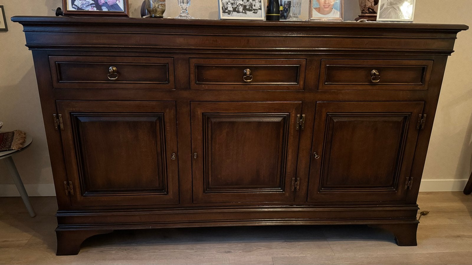 Klassiek dressoir van donker hout met messing beslag, Ophalen