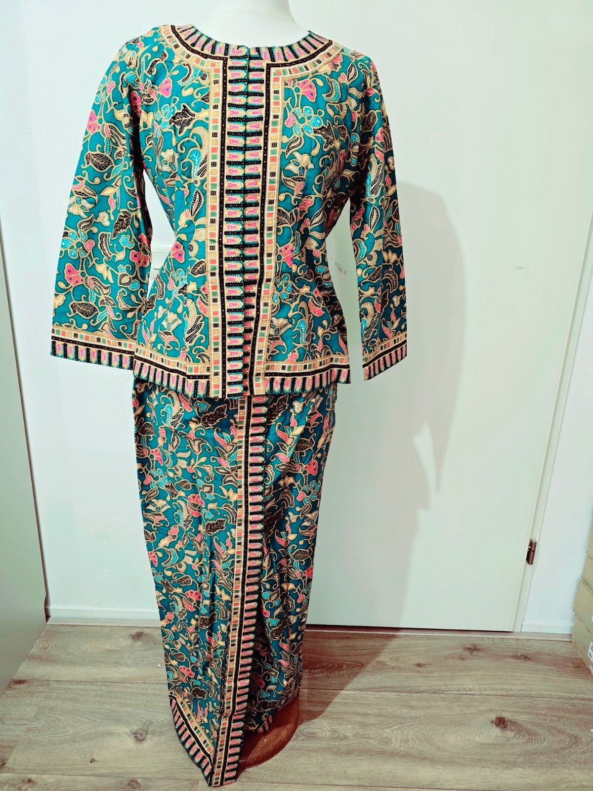 Prachtige Vintage Sarong Kebaya Set Dolls Singapore M 38, Maat 38/40 (M), Overige typen, Blauw, Ophalen of Verzenden