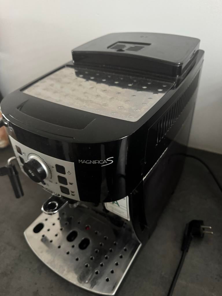 De'Longhi Magnifica S volautomatische koffiemachine, Witgoed en Apparatuur, Koffiezetapparaten, Afneembaar waterreservoir, Koffiemachine