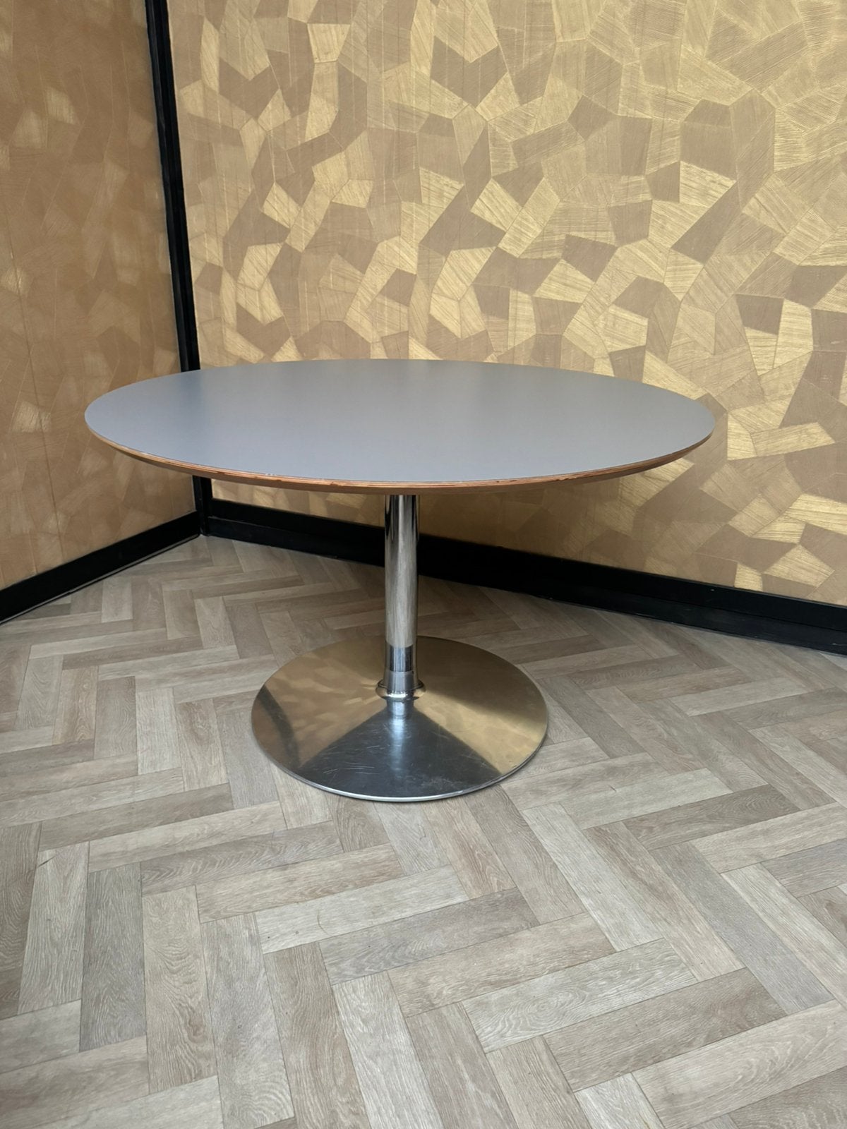 Artifort circle tafel, Ophalen of Verzenden, Zo goed als nieuw, Rond, 100 tot 150 cm