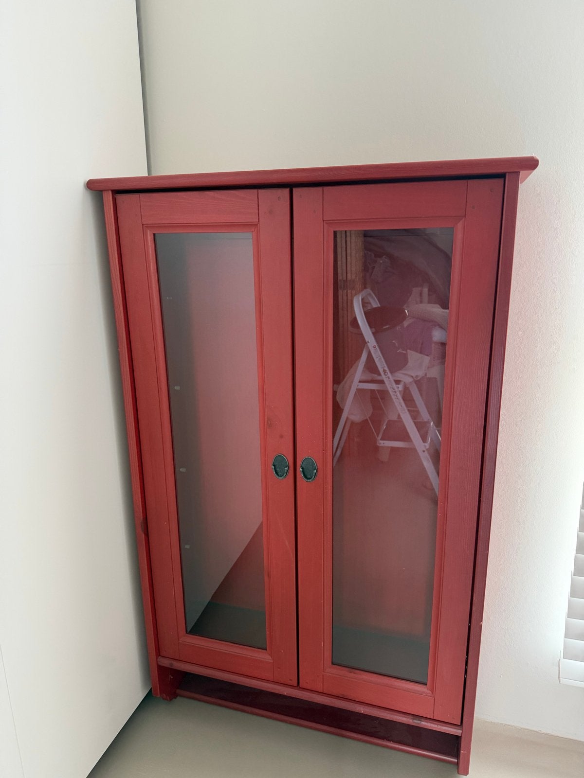 PRIJS VERLAAGD- IKEA Leksvik vitrinekast rood, Ophalen, Gebruikt, 100 tot 150 cm, 50 tot 100 cm