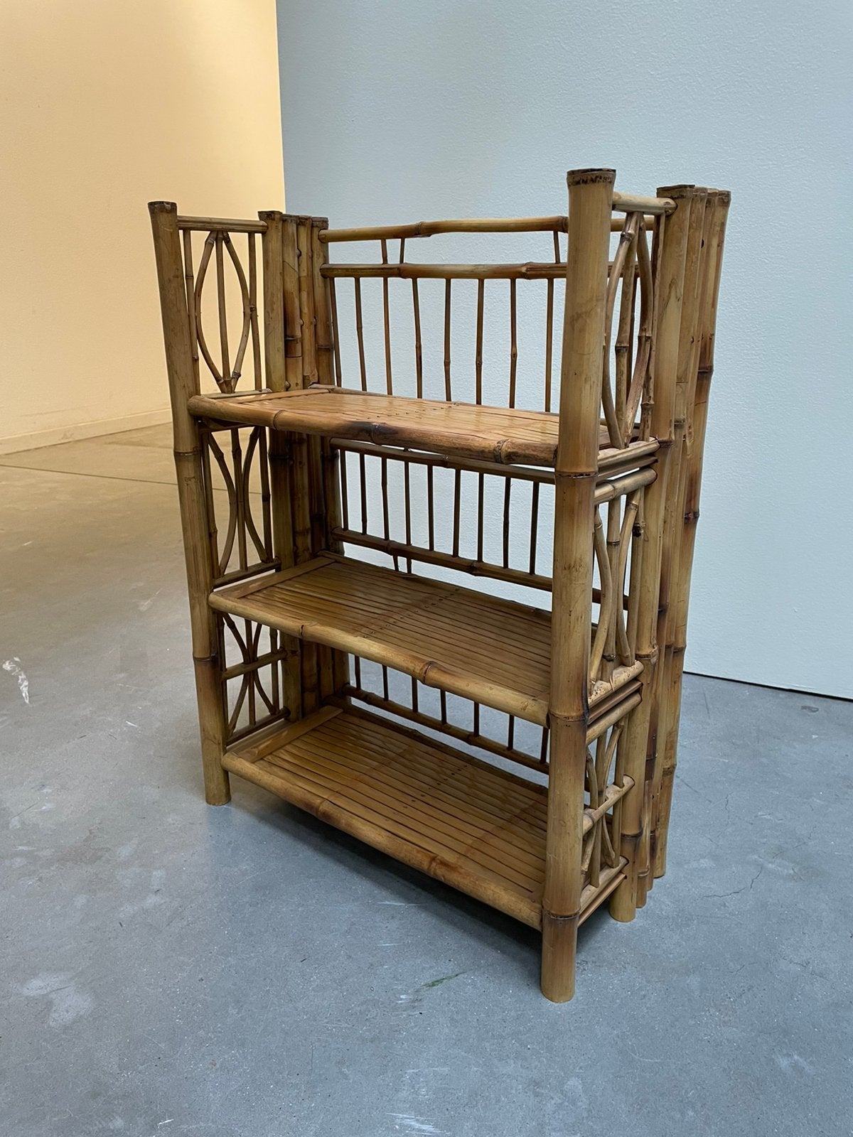Rotan boekenkastje met jaren 60 70 vintage opklapbaar, Ophalen, ., 2de hands, 50 tot 100 cm