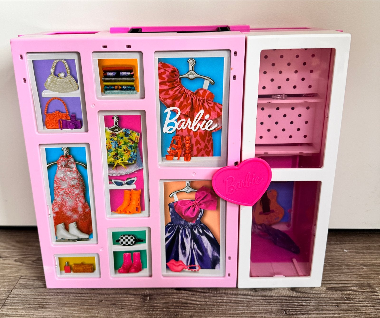 Barbie Kledingkast met Accessoires - Draagbaar Speelplezier, Ophalen of Verzenden, Gebruikt, Barbie