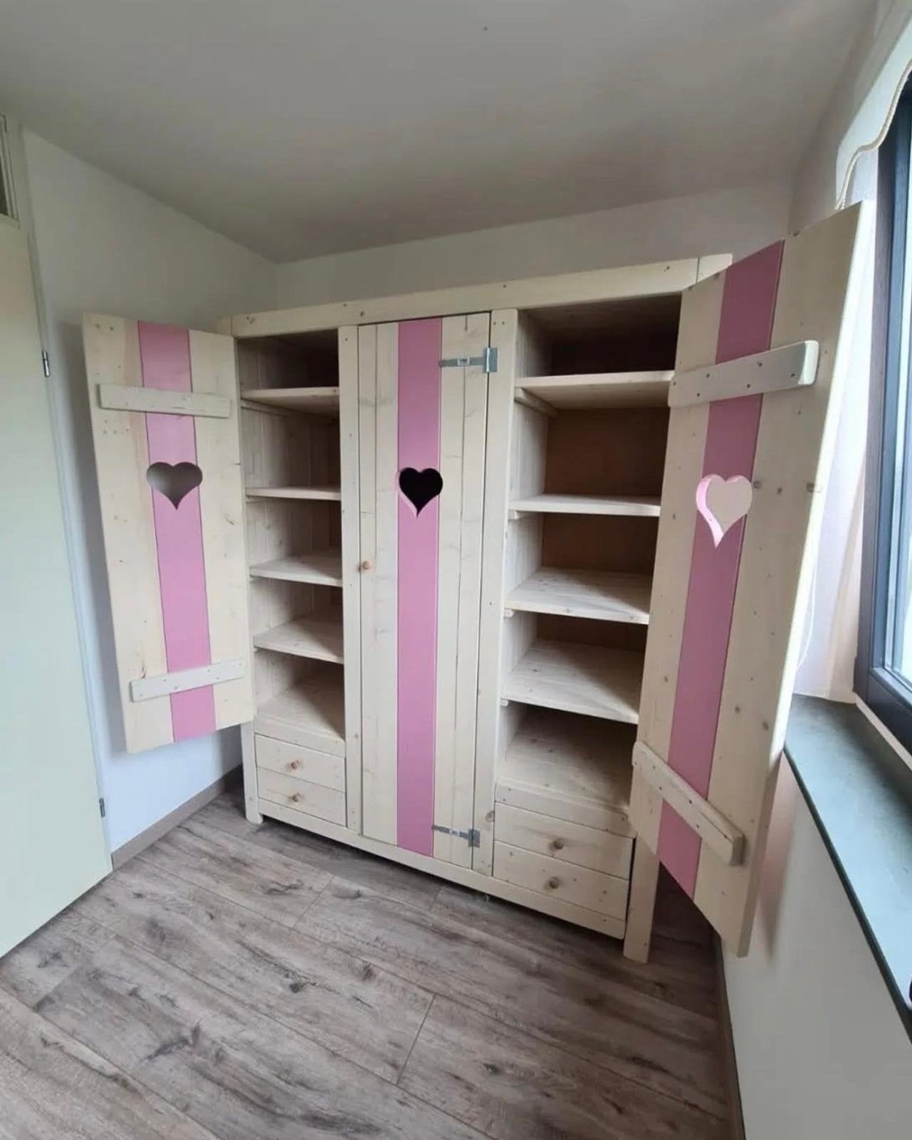Foto 3 van Uniek boomhutbed met glijbaan en kledingkast