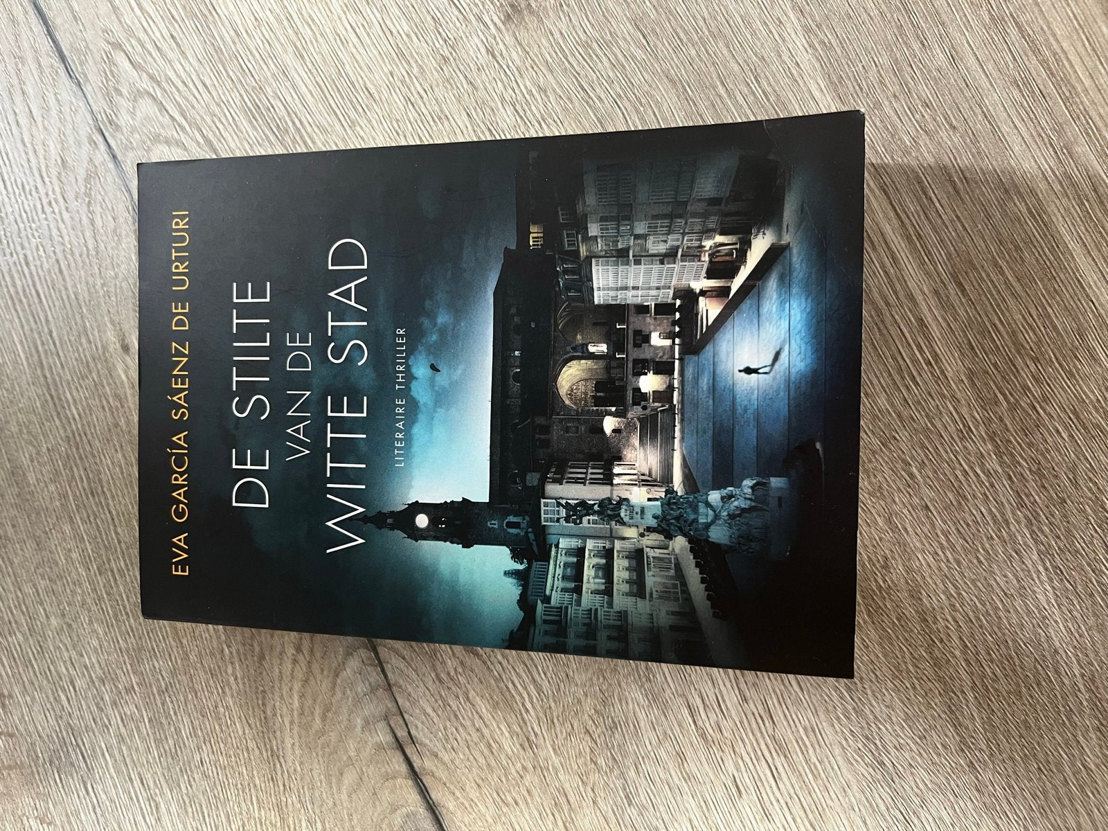 De Stilte van de Witte Stad - Eva García Sáenz de Urturi, Ophalen of Verzenden, Zo goed als nieuw, Europa overig