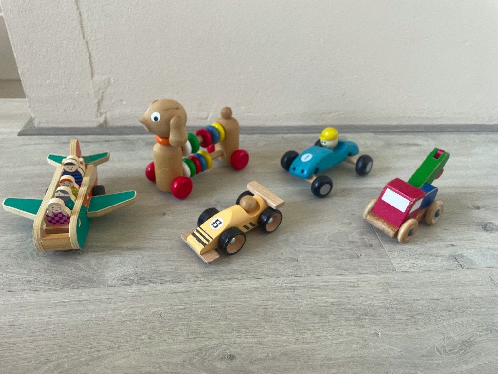 Houten speelgoed set: vliegtuig, auto's en trekdier, Ophalen, Zo goed als nieuw, Rij- of Hobbelspeelgoed