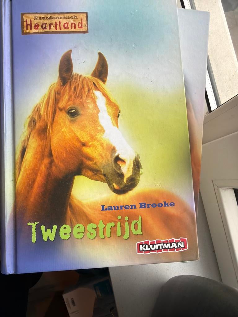 Paardenranch Heartland: Tweestrijd - Lauren Brooke, Boeken, Ophalen of Verzenden, Gelezen, Fictie