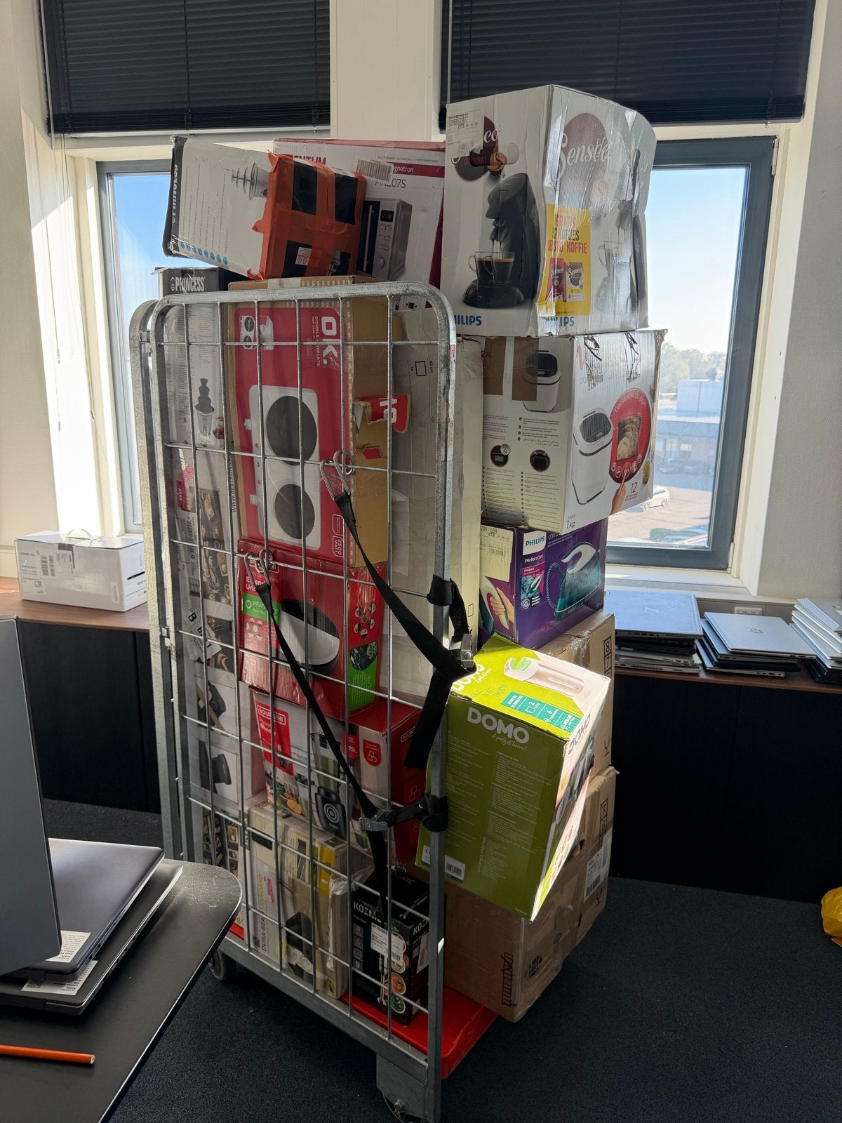 2 rolcontainers met huishoud- en keukenapparatuur, Ophalen, Nieuw