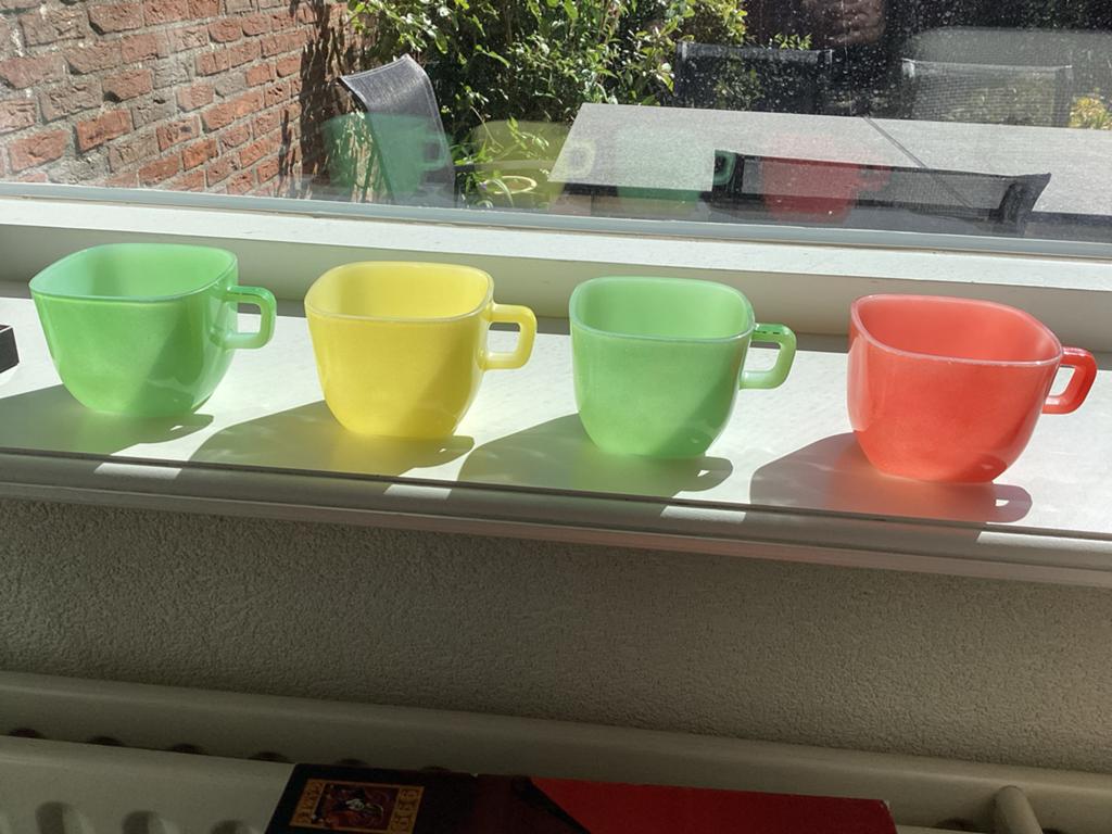 Nog 2 vintage Opale France Unox soepkommen - rood, geel, Ophalen of Verzenden