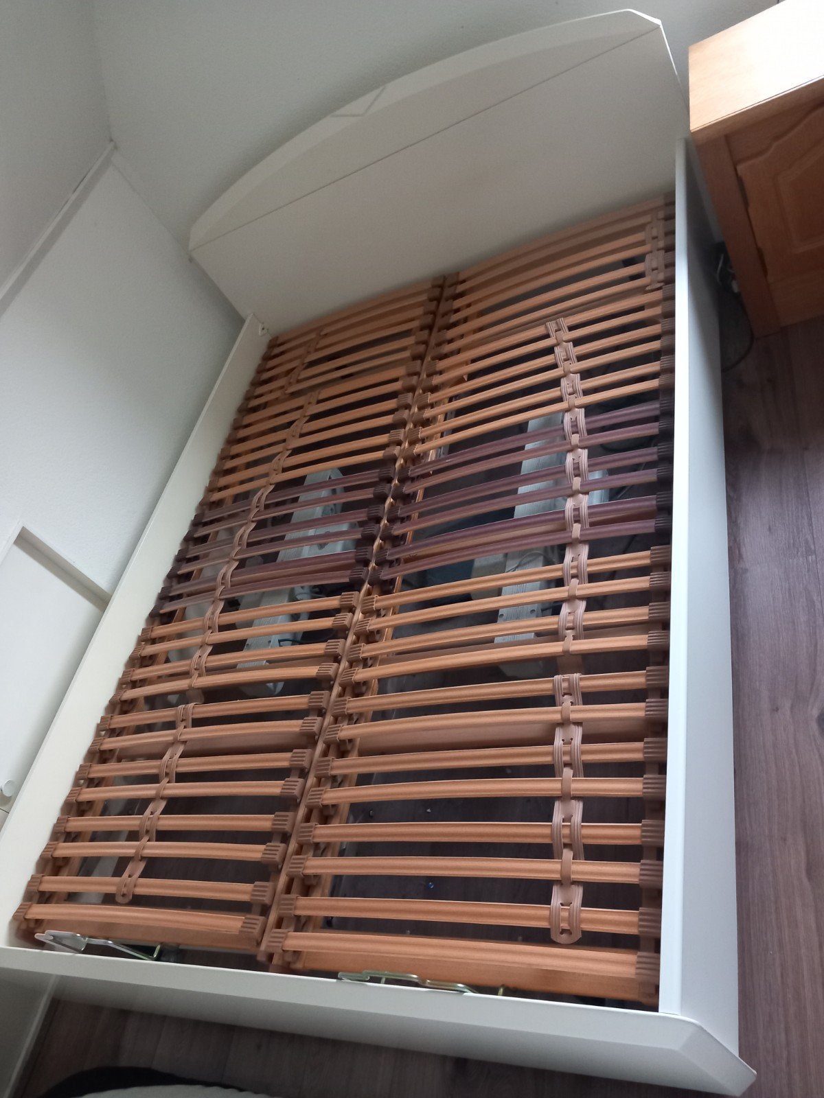 bed van 140x200 met elektrisch verstelbare lattenbodems 2x70, Ophalen, Wit, 140 cm, Twijfelaar