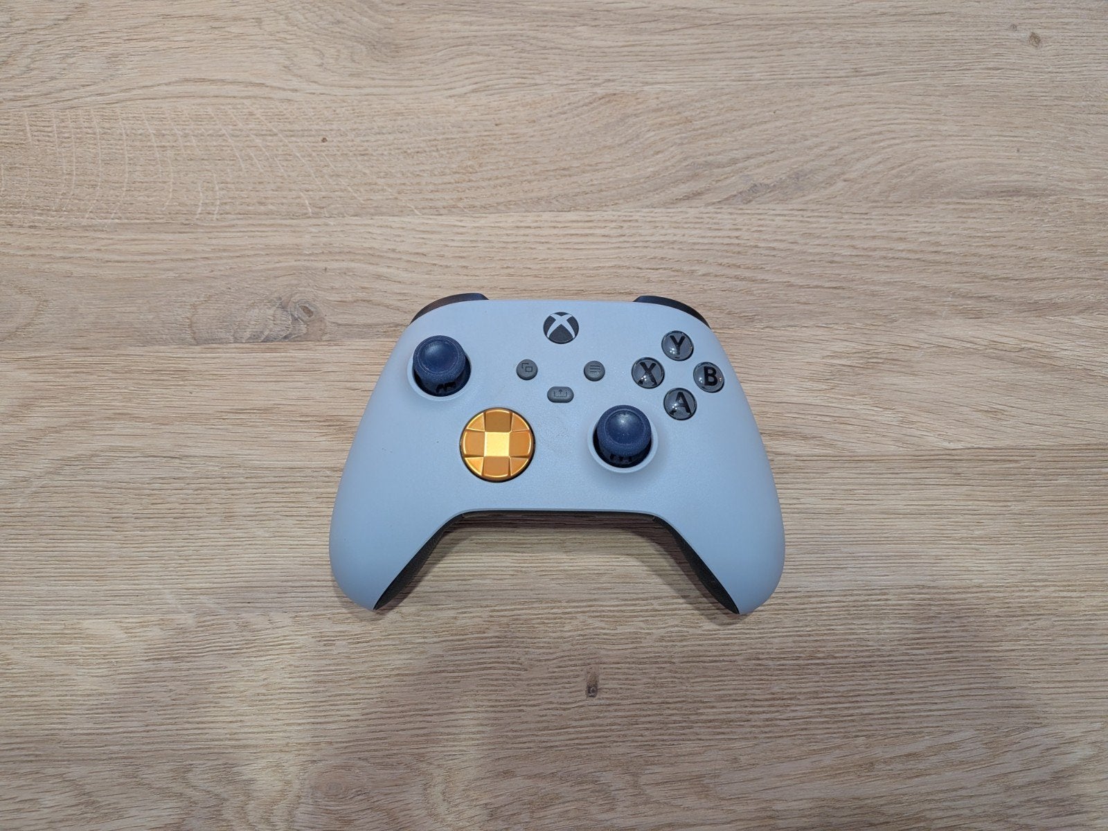 Speciale grijze Xbox Series controller met blauwe sticks, Ophalen of Verzenden, Gebruikt, Xbox Series S