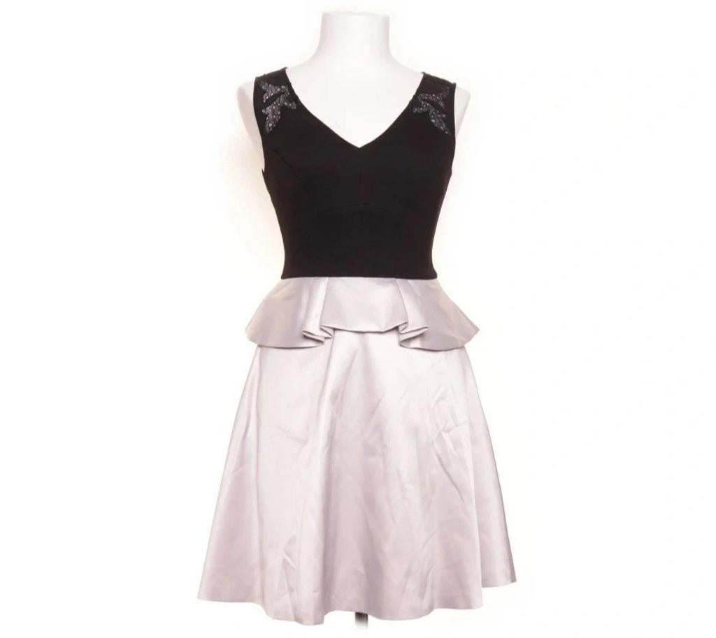 Karen Millen Cocktailjurk Peplum Kant Satijn Maat 36, Karen Millen, Verzenden, Zwart, Cocktailjurk