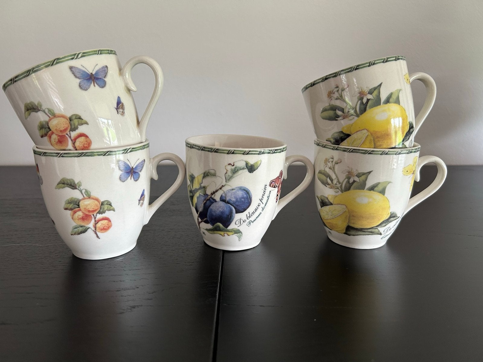 5 Janneke Brinkman bekers met fruit en vlinders, Huis en Inrichting, Overige merken, Keramiek, Zo goed als nieuw, Mok