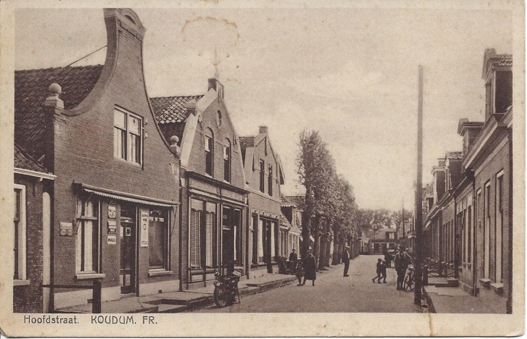 Koudum (Frl.) Hoofdstraat, veel Volk, Motorfiets, gelopen, Verzamelen, Ophalen of Verzenden, 1920 tot 1940, Gelopen, Friesland