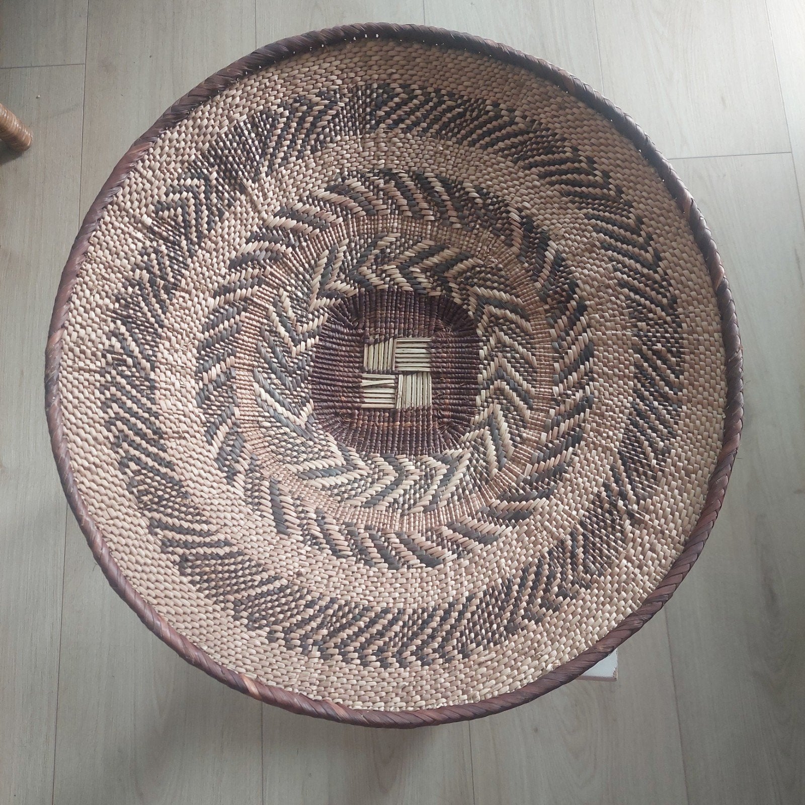Decoratieve rieten schaal/mand - Handgemaakt, Ophalen of Verzenden, Zo goed als nieuw, Rond, Riet
