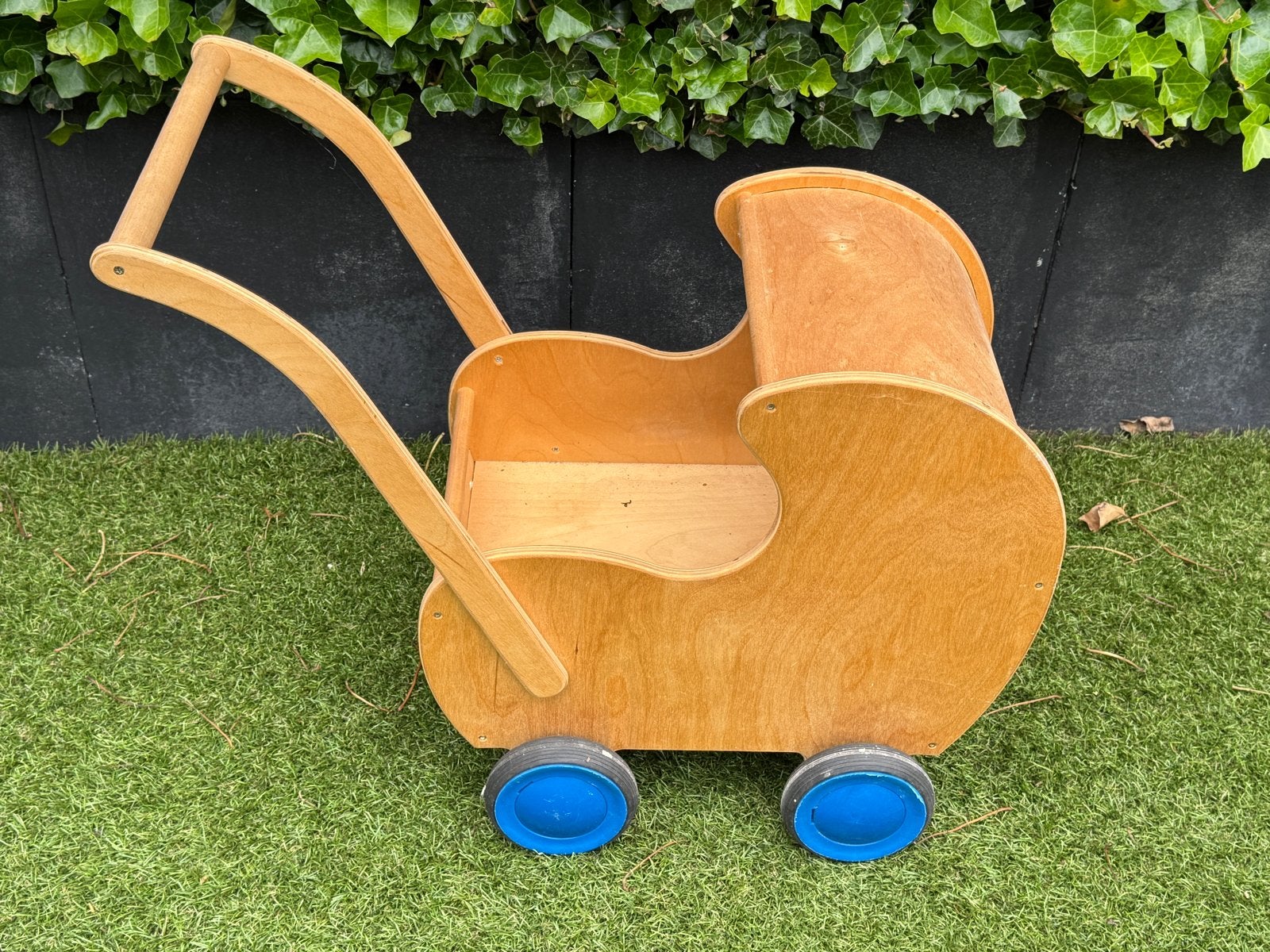 Houten poppenwagen / loopwagen, Ophalen, Gebruikt, Jongen of Meisje