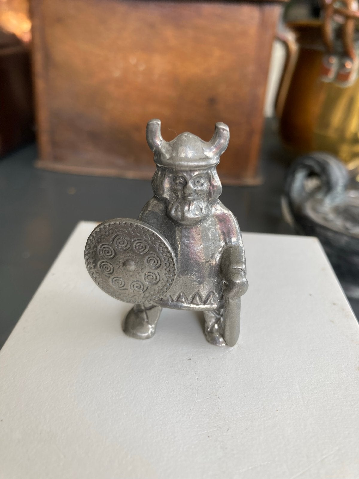Vintage Tinnen Viking Beeldje met Schild en Bijl, Ophalen of Verzenden