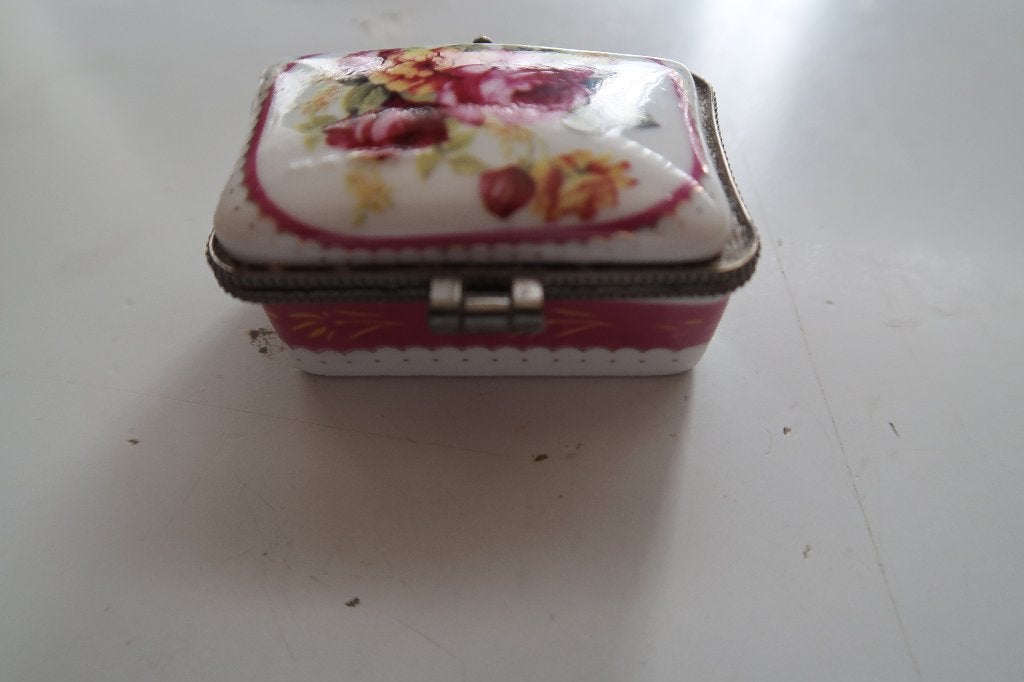 pillendoosje ,5x4x3 cm,fraai porceleinen bloemfiguur, Ophalen of Verzenden