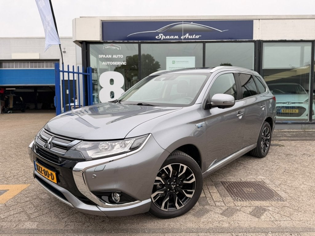 Mitsubishi Outlander 2.0 PHEV 4WD INTYLE+ | PREMIUM | 360°, Automaat, Zwart, 4 cilinders, Stoelverwarming