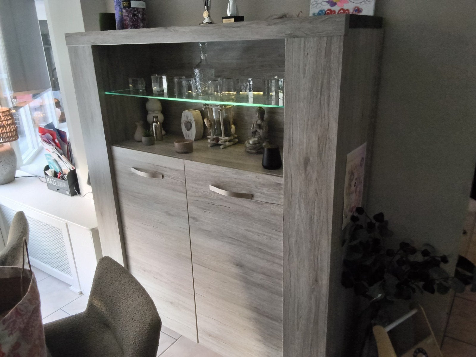 Haco Vitrinekast met Verlichting, Houtlook en Betonlook, Huis en Inrichting, Kasten | Vitrinekasten, Gebruikt, 150 tot 200 cm