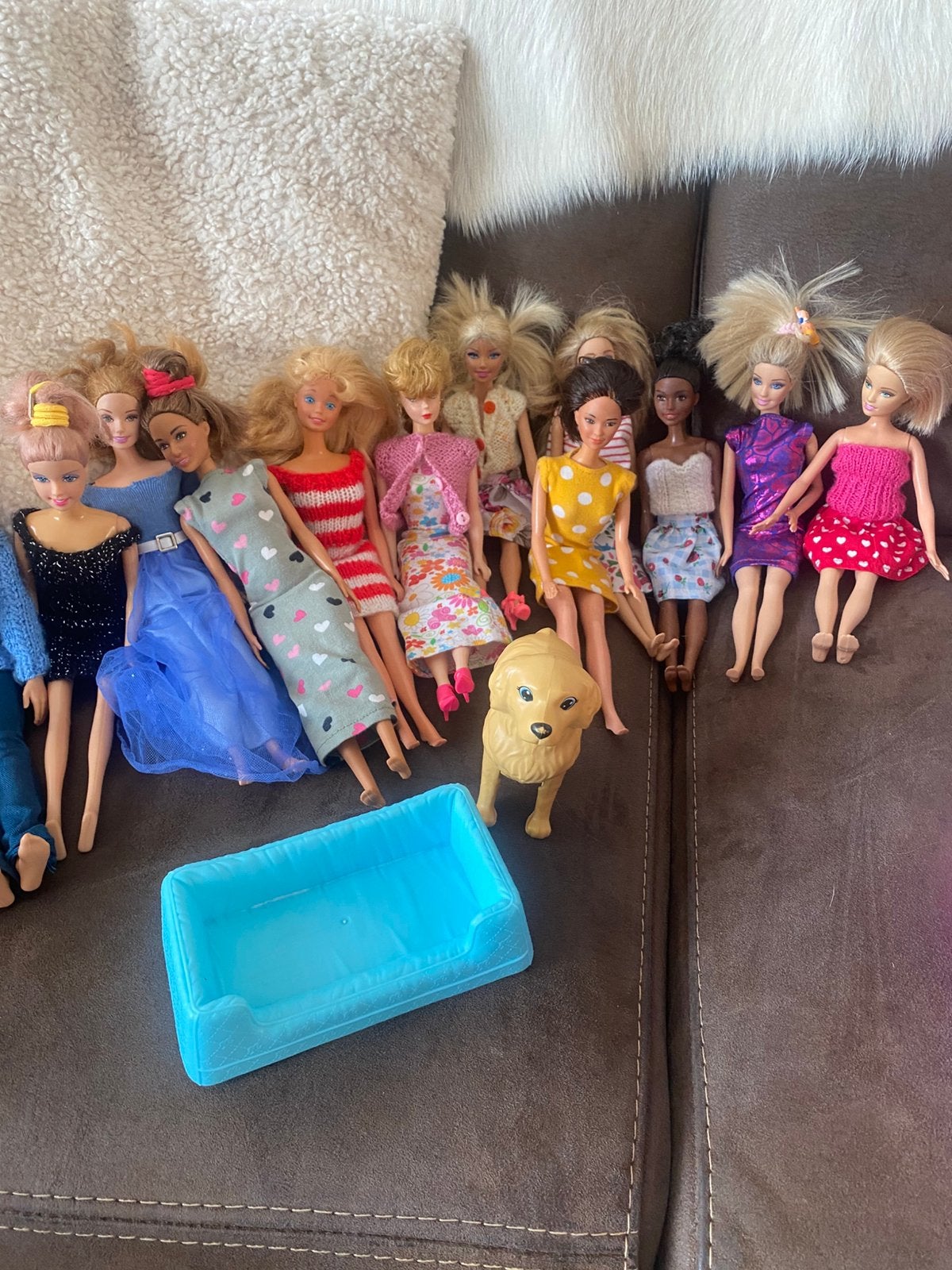 17 BARBIES, BARBIE AUTO, HOND  MAND EN KIST BARBIE KLEDING, Ophalen, Zo goed als nieuw, Pop