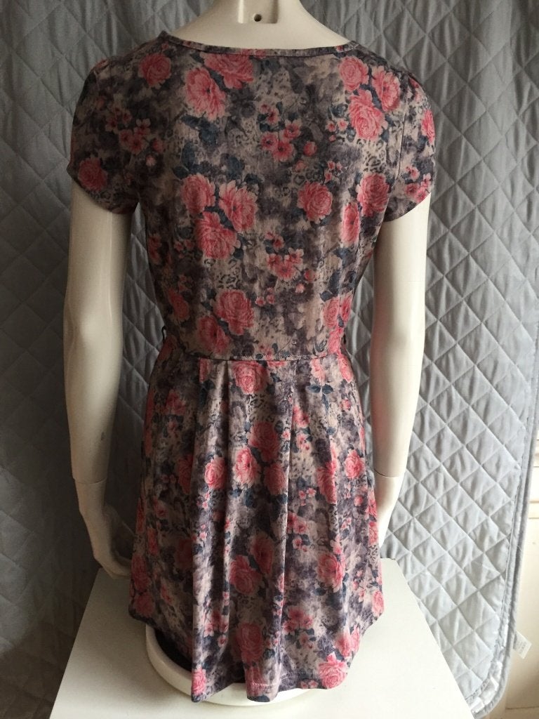 Broadway gebloemde jurk maat 38 (2B26), Kleding | Dames, Tweedehands verkoop, Ophalen of Verzenden, Grijs, Onder de knie