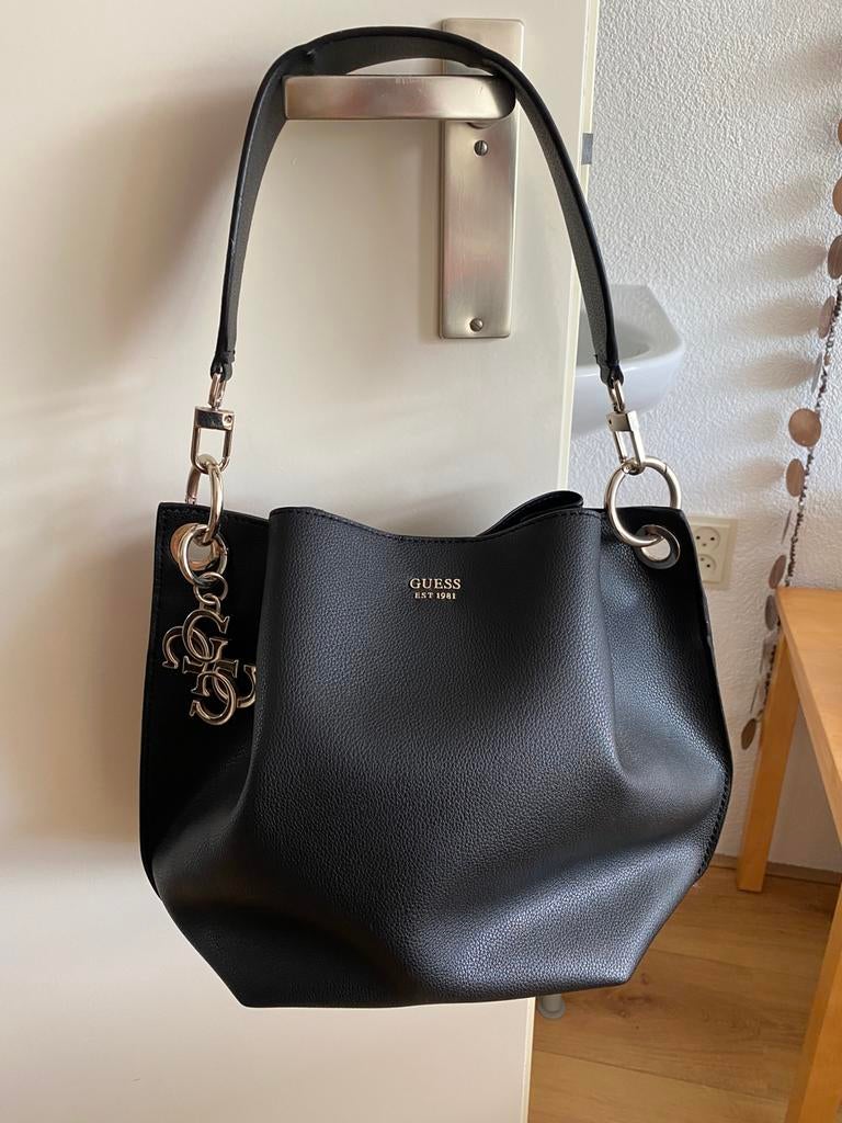 Zwarte Guess hand tas met riem crossbody te dragen, Ophalen of Verzenden, Zo goed als nieuw, Zwart, Handtas
