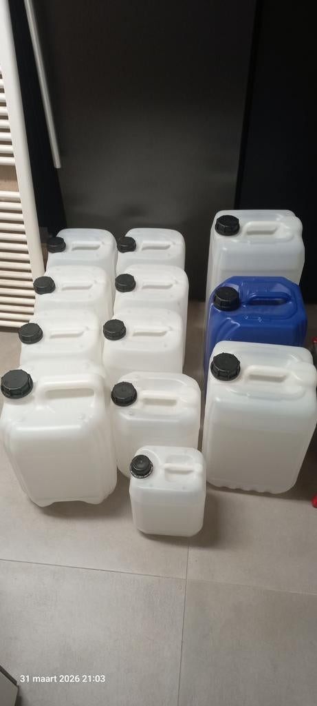 Diverse kunststof jerrycans bijna alles UN gekeurd., Ophalen