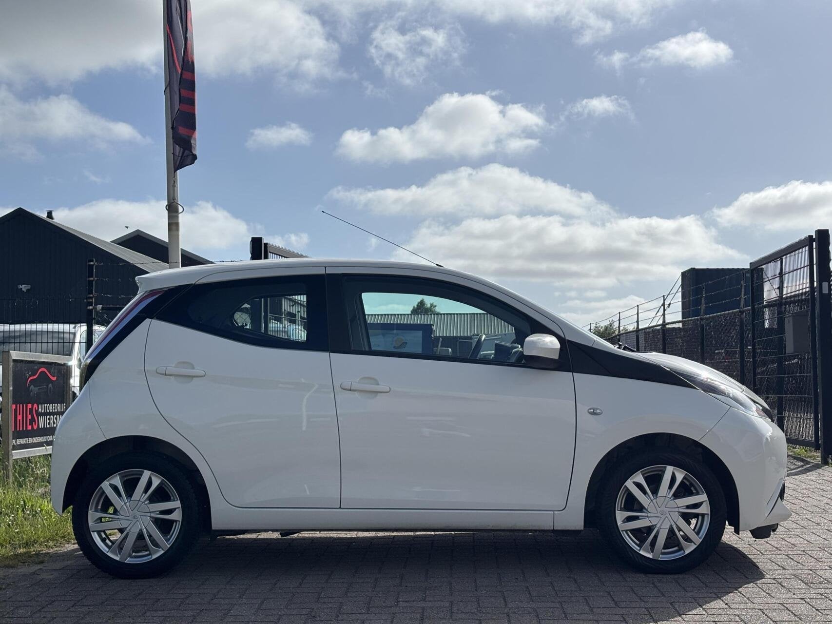 Toyota Aygo 1.0 VVT-i x-play automaat camera airco, Auto's, Toyota, Gebruikt, Euro 6, 4 stoelen, Wit