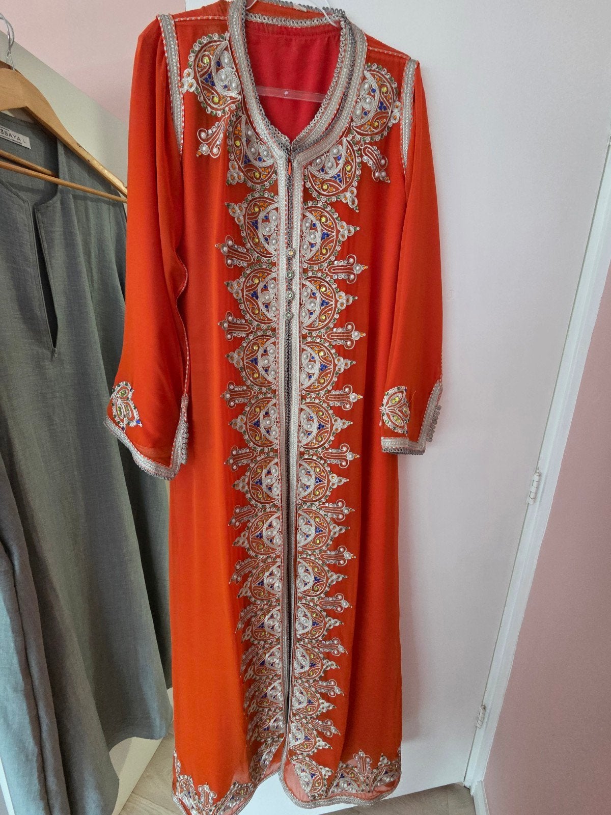 Luxe 3-delige Marokkaanse Takchita Oranje/Zilver met Riem- L, Overige typen, Maat 42/44 (L), Oranje, Ophalen of Verzenden