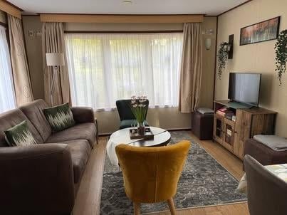 Ruim ingerichte Chalet (4pers) + schuurtje + grote partytent