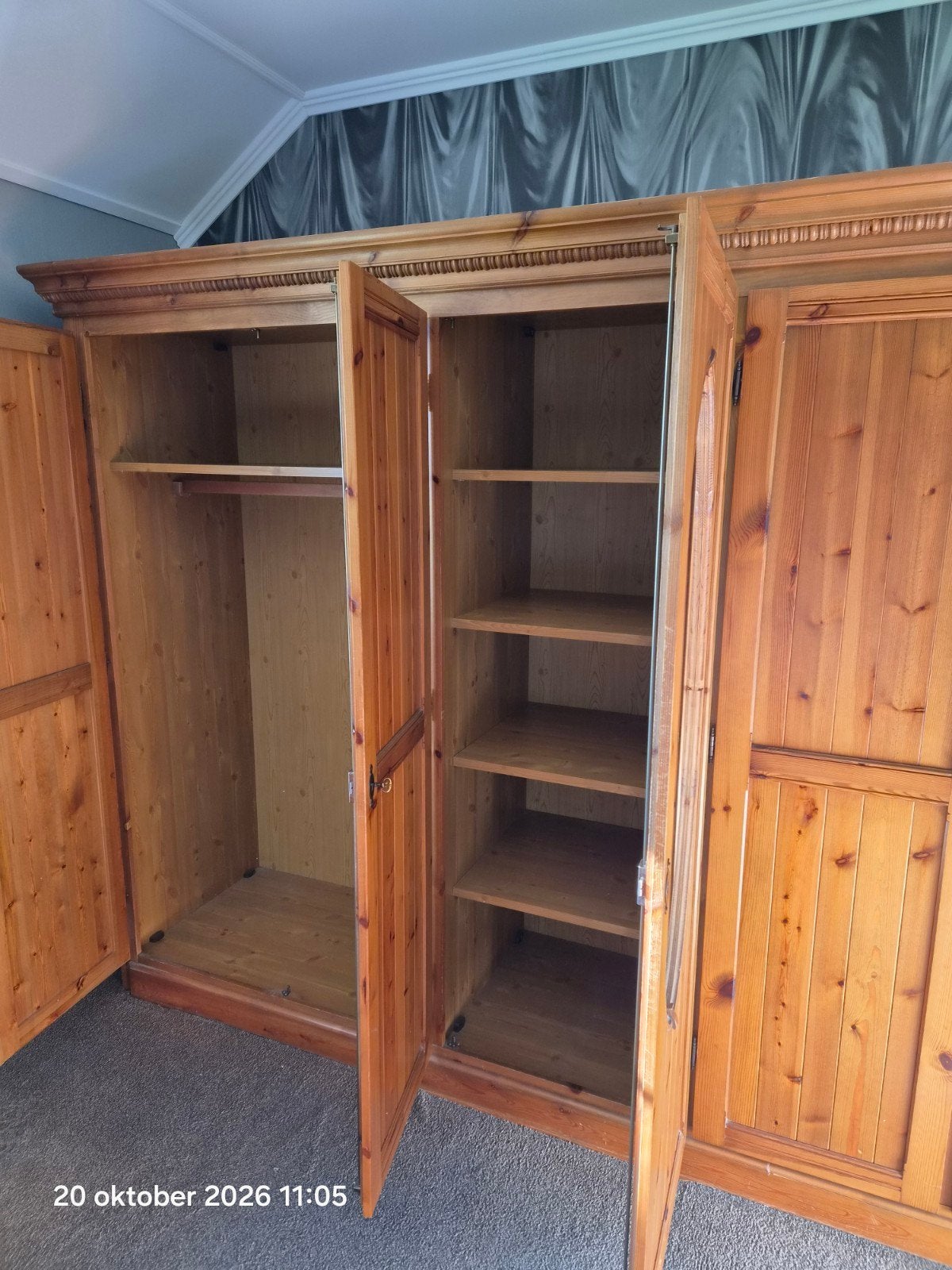 Grote grenen kledingkast met spiegel en veel opbergruimte, Huis en Inrichting, Ophalen, Met deur(en), Gebruikt, 200 cm of meer