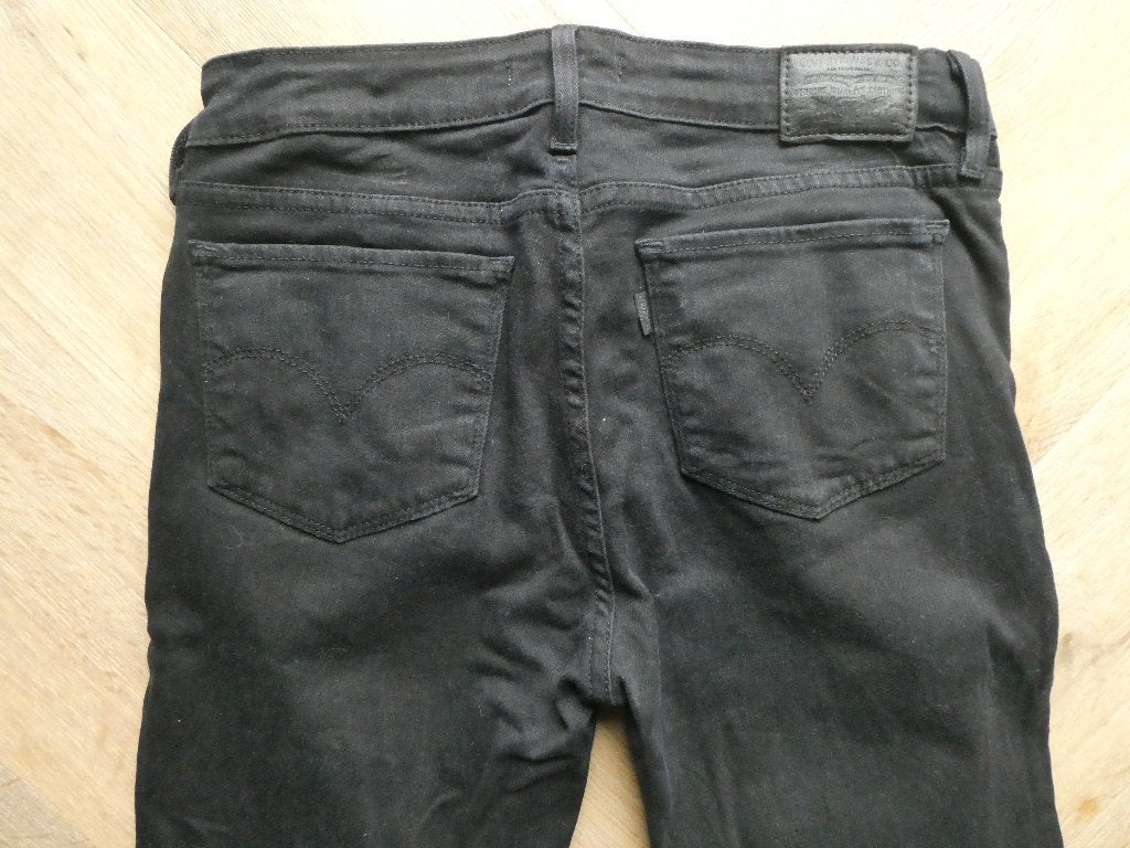 Mooie zwarte Levi 711 Skinny spijkerbroek maat 28-32, Kleding | Dames, Zwart, Ophalen of Verzenden, Zo goed als nieuw, W28 - W29 (confectie 36)