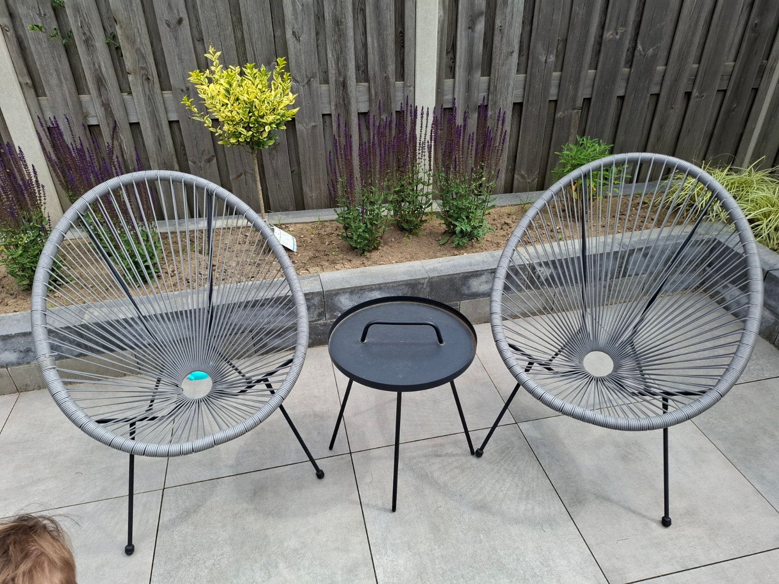 2 grijze JYSK loungestoelen UBBERUP met zwart bijzettafeltje, Ophalen, Gebruikt, Kunststof