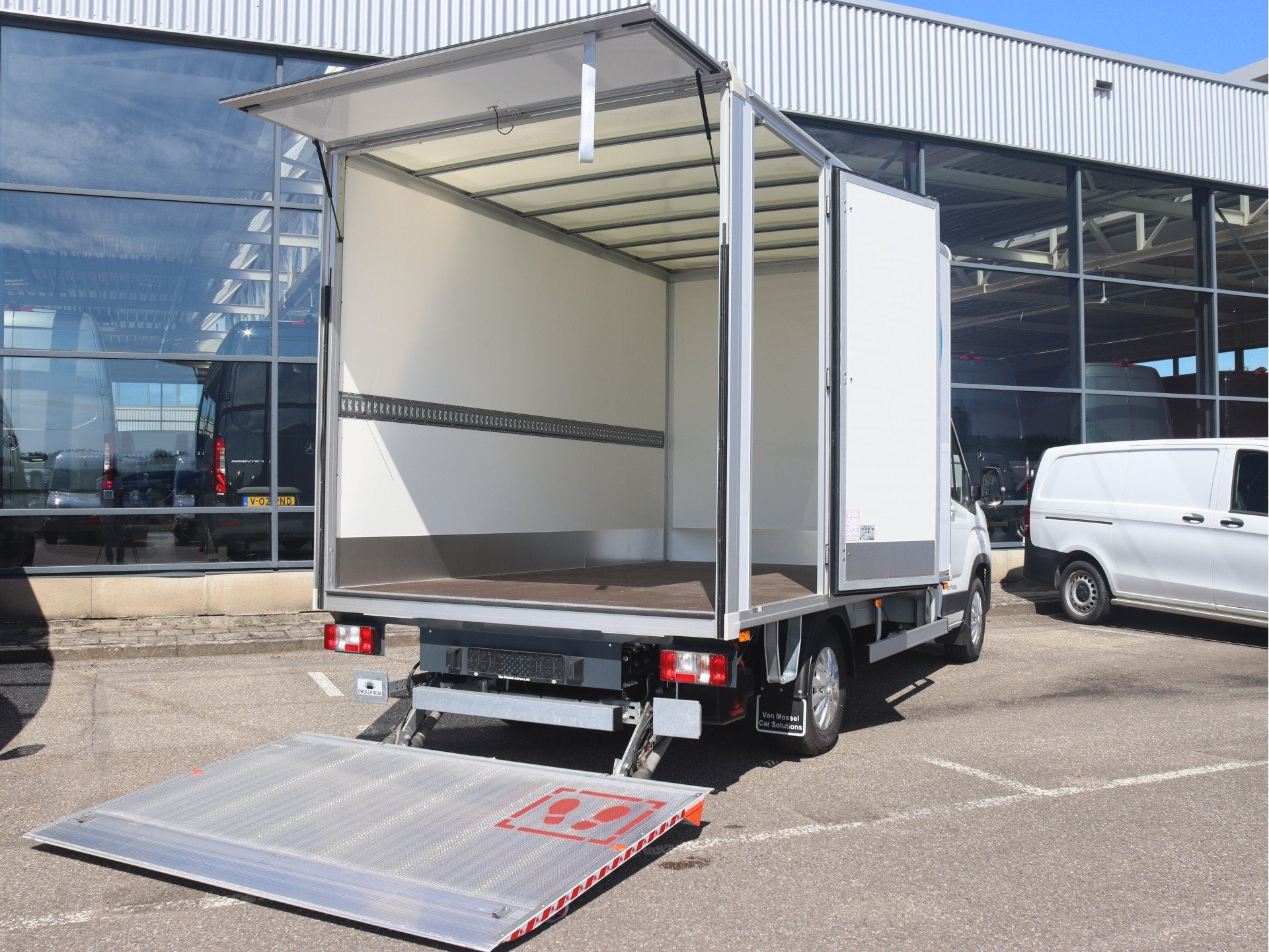 Maxus eDeliver 9 L3 Business DEAL 65 kWh | BAK+KLEP/AIRCO/CA, Auto's, Bestelauto's, Stof, Gebruikt, Zwart, Met garantie (alle)